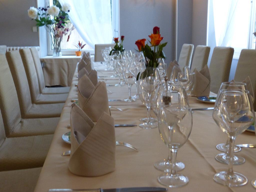 Hotel Restaurant "Le Relais" Courtenay  Exteriör bild