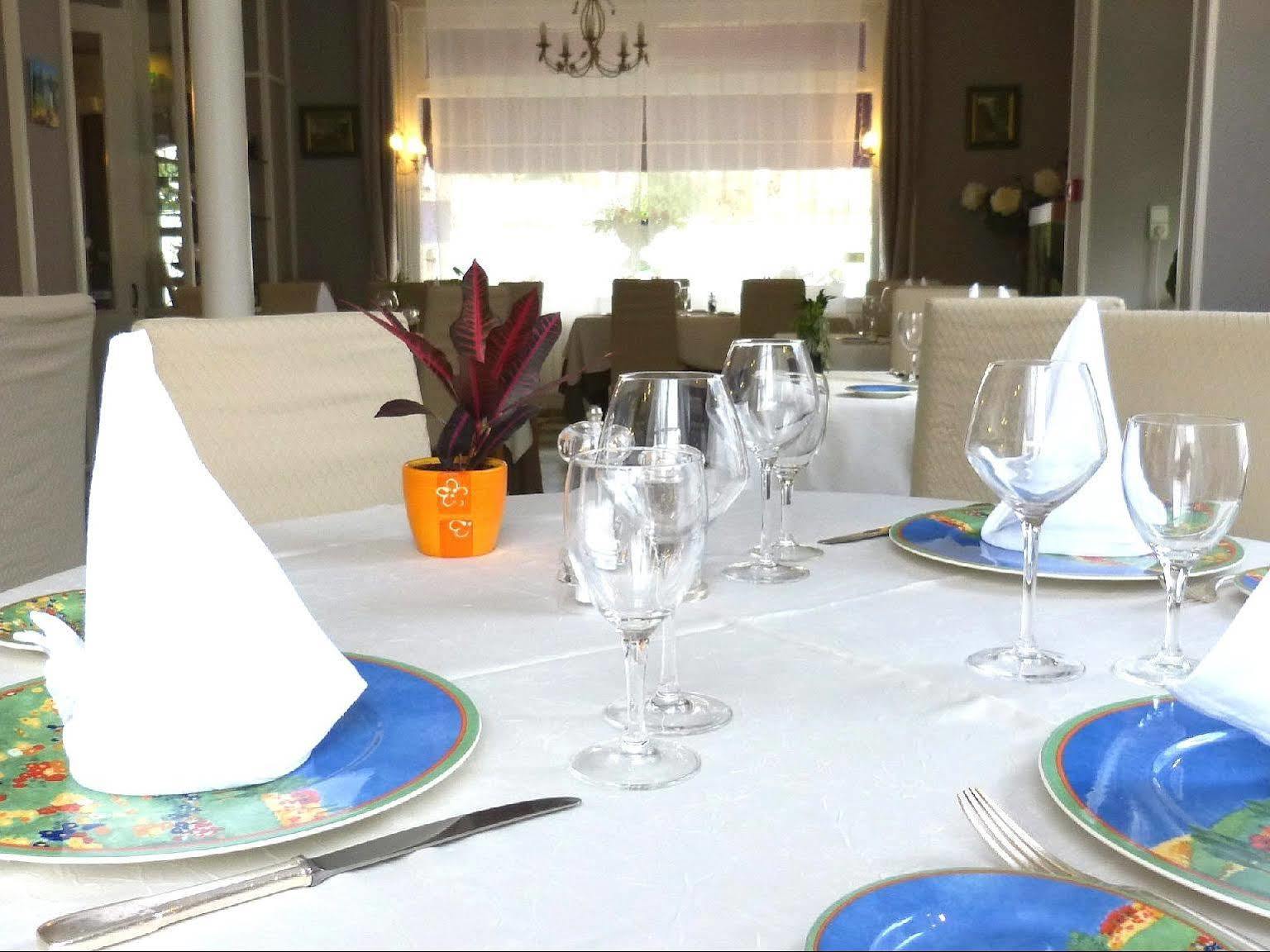 Hotel Restaurant "Le Relais" Courtenay  Exteriör bild